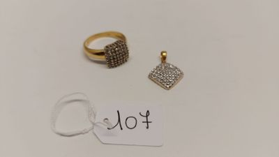 deux bagues en or et une bague sertie de diamants sur fond blanc
