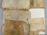un gros plan d'une feuille de papier sur laquelle se trouve une autre feuille de papier