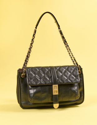 un sac en cuir noir muni d'une bandoulière en chaîne et d'un fermoir doré