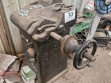 une machine posée sur le sol à côté d'un bâtiment