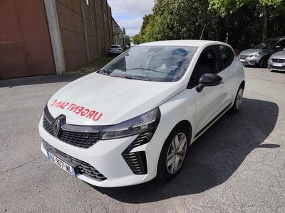 la photo d'une voiture blanche garée dans un parking