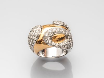 une bague en forme de serpent en or 18 carats et diamants