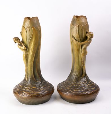 paire de sculptures en bronze de style Art nouveau représentant une femme tenant une fleur