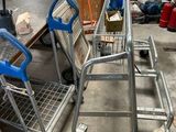 un caddie et un caddie dans un garage