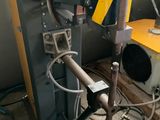 une machine posée sur le sol d'une pièce