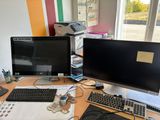 un bureau sur lequel sont posés deux écrans d'ordinateur et un clavier