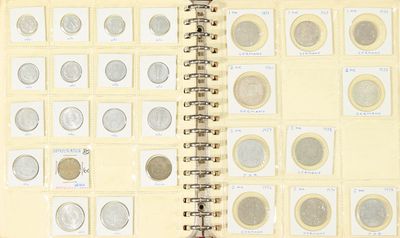 un livre sur lequel sont posées plusieurs pièces de monnaie