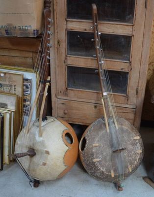 de nombreux instruments de musique posés par terre dans une pièce