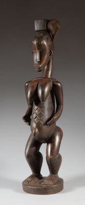 une image représentant une statue en bois d'une femme tenant un bébé dans ses bras