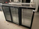 une photo d'une cuisine professionnelle avec des plans de travail en acier inoxydable