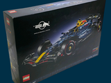 une boîte noire contenant une voiture de course Red Bull