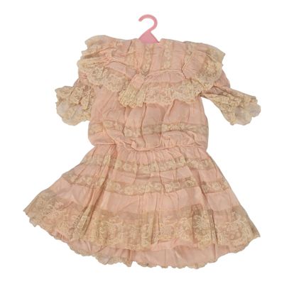 une image représentant une robe rose suspendue à un cintre sur fond blanc