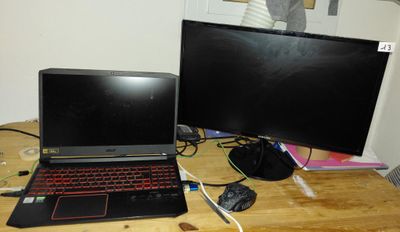 deux écrans et un ordinateur portable posés sur un bureau