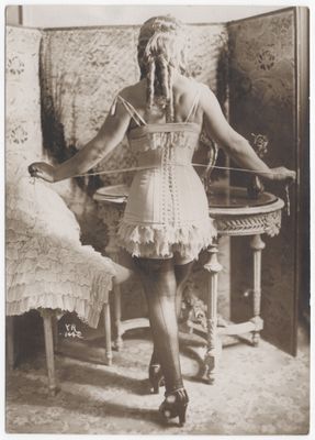 une vieille photo d'une femme portant une robe-corset