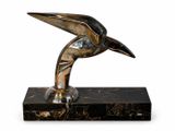 statue d'un oiseau posée sur un socle en marbre, sur fond blanc