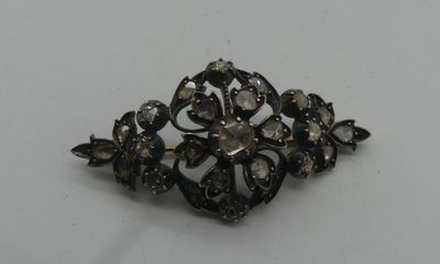 Broche églantine en or 750°/°° et argent ornée de roses, Tra…