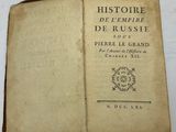 un livre ouvert avec l'image d'un oiseau dessus