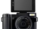 L'appareil photo est noir et comporte un petit écran sur le dessus.