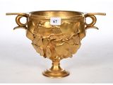 vase plaqué or avec des anses, sur fond blanc