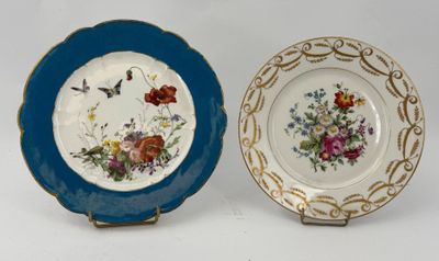 deux assiettes ornées de fleurs et de papillons, posées l'une à côté de l'autre
