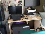 un bureau avec une chaise et un ordinateur dessus