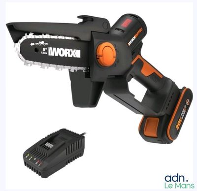 une tronçonneuse électrique Black & Decker avec une batterie et un chargeur