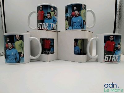 quatre tasses à café Star Trek empilées les unes sur les autres