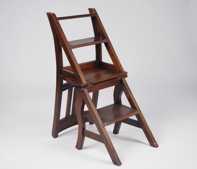 une chaise-échelle en bois avec un siège en bois sur fond blanc