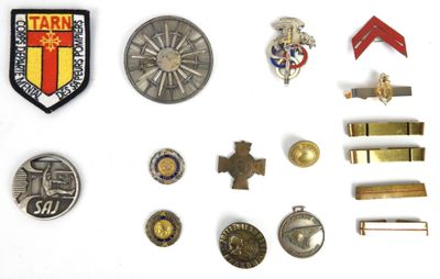 POLOGNE et FRANCE. Ensemble divers de médailles et insignes …