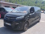 une camionnette noire garée dans un parking