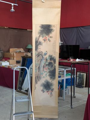 une grande peinture orientale exposée dans une pièce