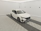 la voiture blanche est garée dans le garage sur le sol en damier