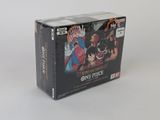 La boîte du jeu de cartes « One Piece » comporte l'image d'un homme et d'une femme.