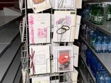 un présentoir métallique contenant de nombreux articles dans un magasin