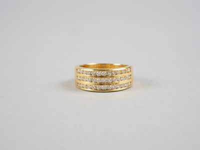 une bague en or jaune sertie de trois rangées de diamants