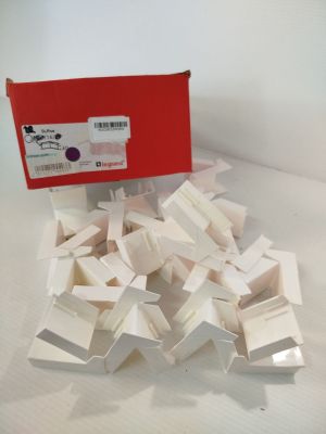 une pile de feuilles de papier blanches posée sur une table