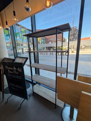 une affiche devant la vitrine d'un café