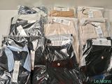 une pile de vêtements pour hommes exposée dans un magasin