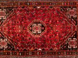 un tapis rouge et noir orné d'un motif élaboré