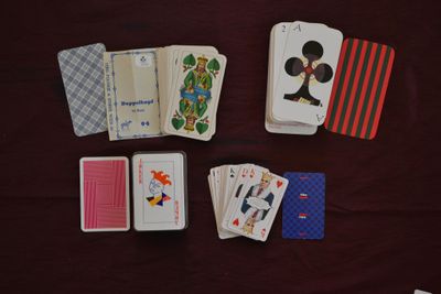 Lot de quatre jeux dont :MOLDEN Edition dessins de Karl Kora…