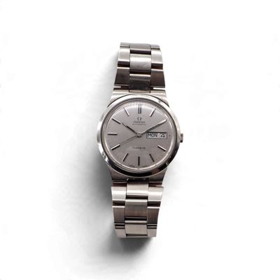 une montre posée sur une surface blanche