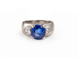 gros plan d'une bague en saphir bleu et diamant sur fond blanc