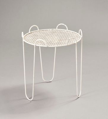 une table blanche sur laquelle est posé un panier