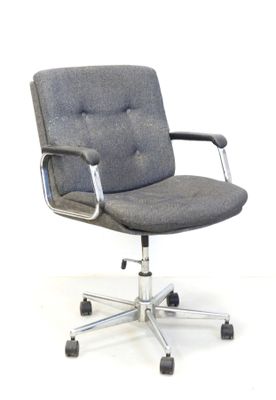 chaise de bureau grise avec accoudoirs chromés et roulettes, sur fond blanc