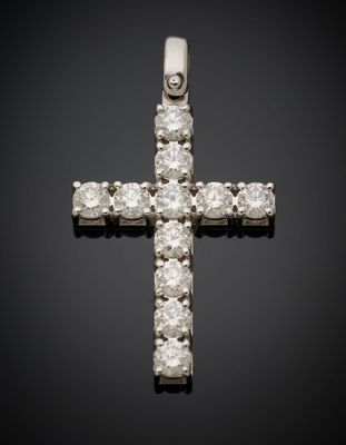 un pendentif en forme de croix en diamant sur fond noir