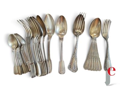 un grand nombre de cuillères et de fourchettes en argent sur une surface blanche