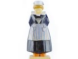 figurine en bois représentant une femme vêtue d'une robe rayée bleue et blanche