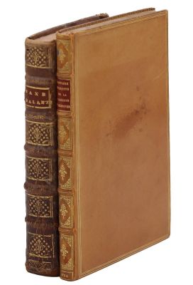 un vieux livre posé sur une bibliothèque marron