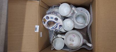 une boîte remplie de tasses à thé et de soucoupes