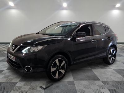 le suv noir de nissan est garé sur un carrelage en damier
